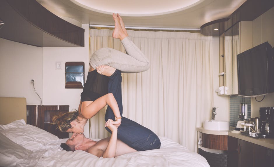 10 Effortless Things Happy Couples Do Before They Go To Sleep 4