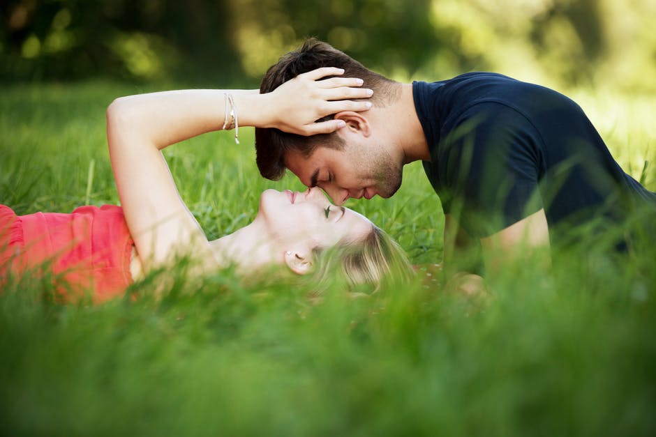 10 Effortless Things Happy Couples Do Before They Go To Sleep