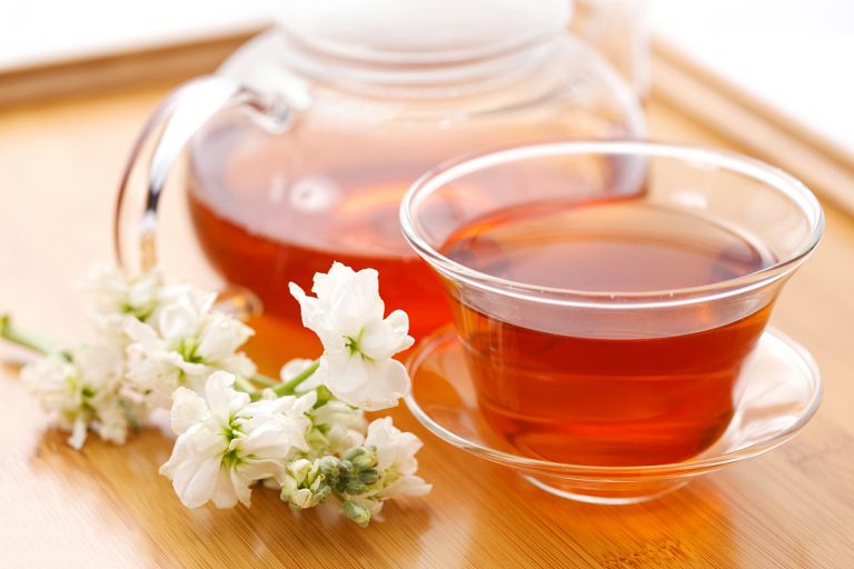 5 Black Tea Benefits For Hair, How To Use & DIY
