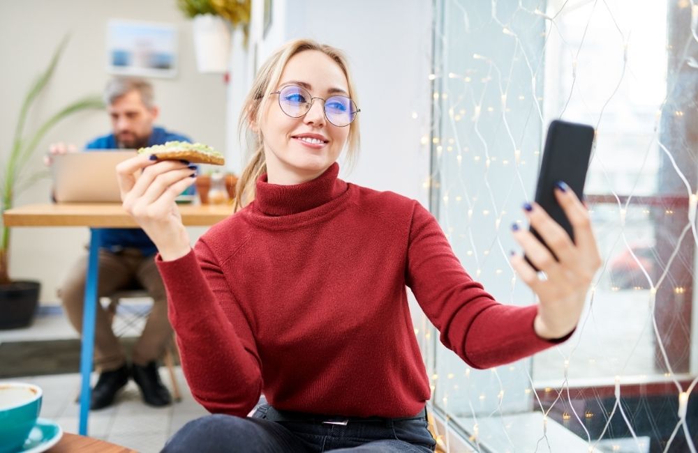 grow as a lifestyle influencer taking photo with a pizza